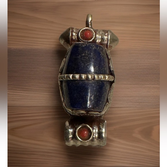 vintage and hand carved traditional ethnic Tibetan pendant with lapis stone 14gr - Picture 9 of 11